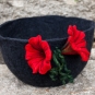 Schwarzer Filzkorb mit roten Blumen