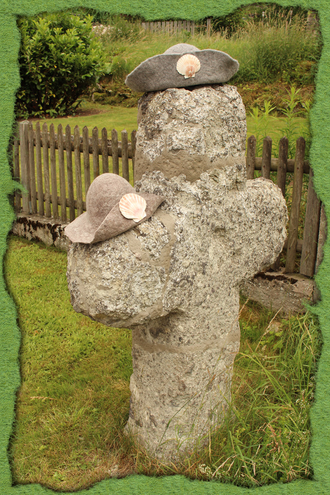 Pilgerhüte auf einem Steinkreuz
