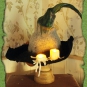 Verdrehter Hexenhut mit Kerzen