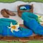 Blaue Filzschuhe mit Lilie