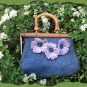 Blaue Filztasche mit Holzgriff